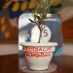 Zodiacus מלון דירות 4*